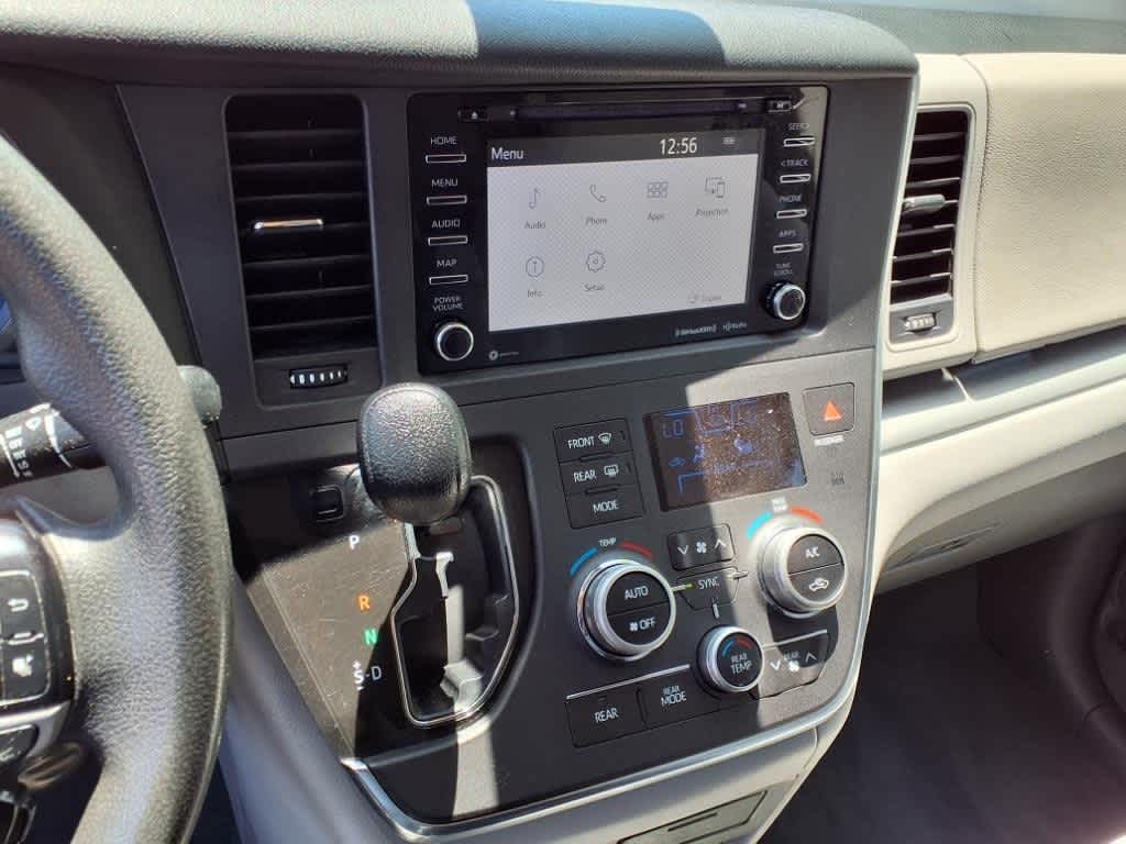 2019 Toyota Sienna LE 22