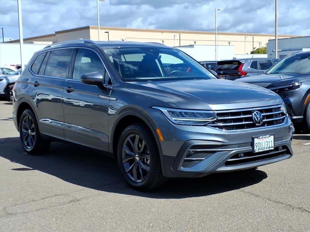 Thumbnail: 2023 Volkswagen Tiguan - 3