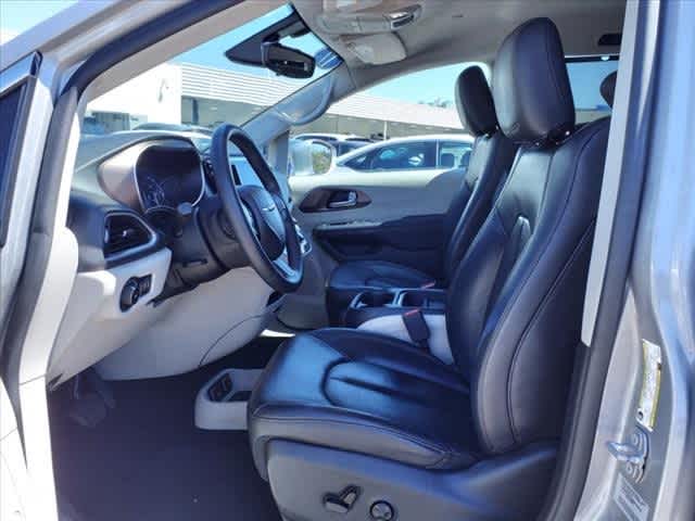 2017 Chrysler Pacifica Touring-L 15