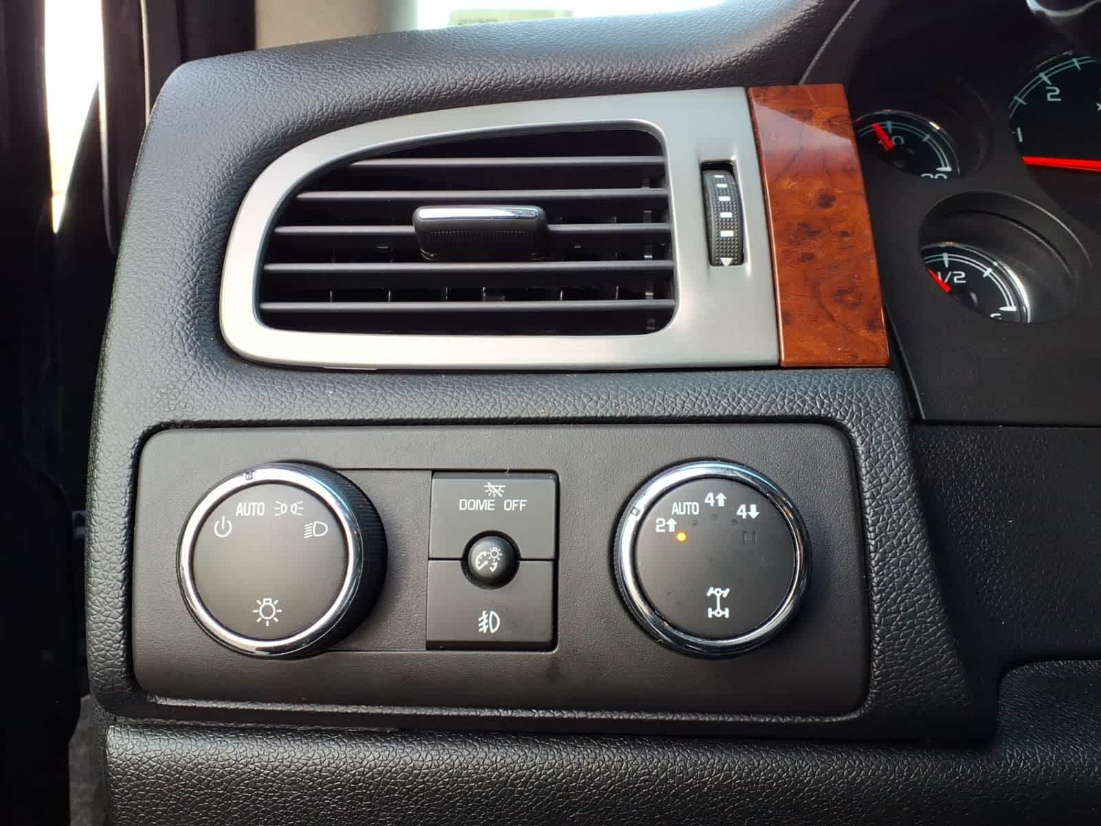 Thumbnail: 2010 Chevrolet Tahoe - 23