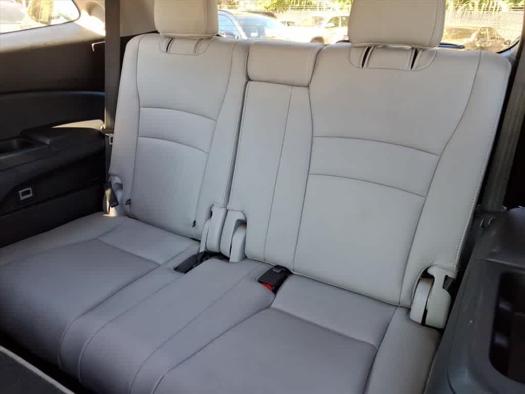 Thumbnail: 2017 Honda Pilot - 8