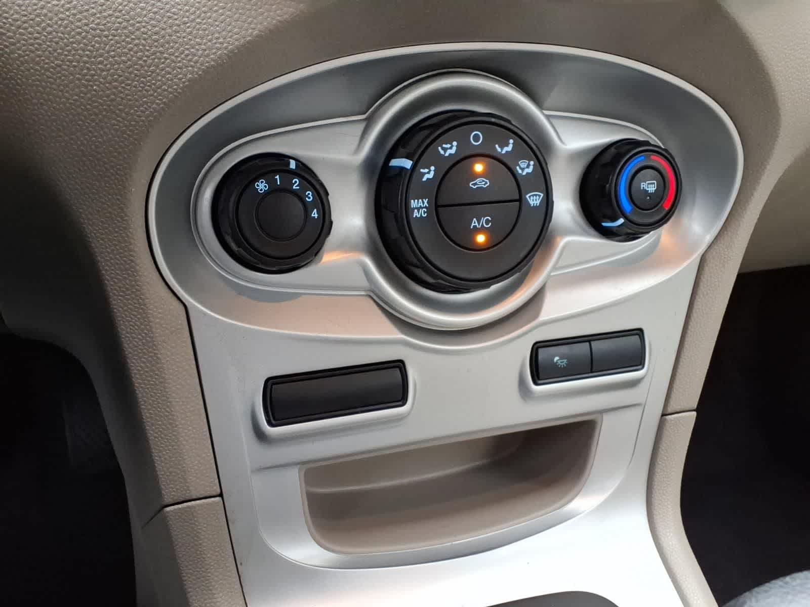 Thumbnail: 2014 Ford Fiesta - 22
