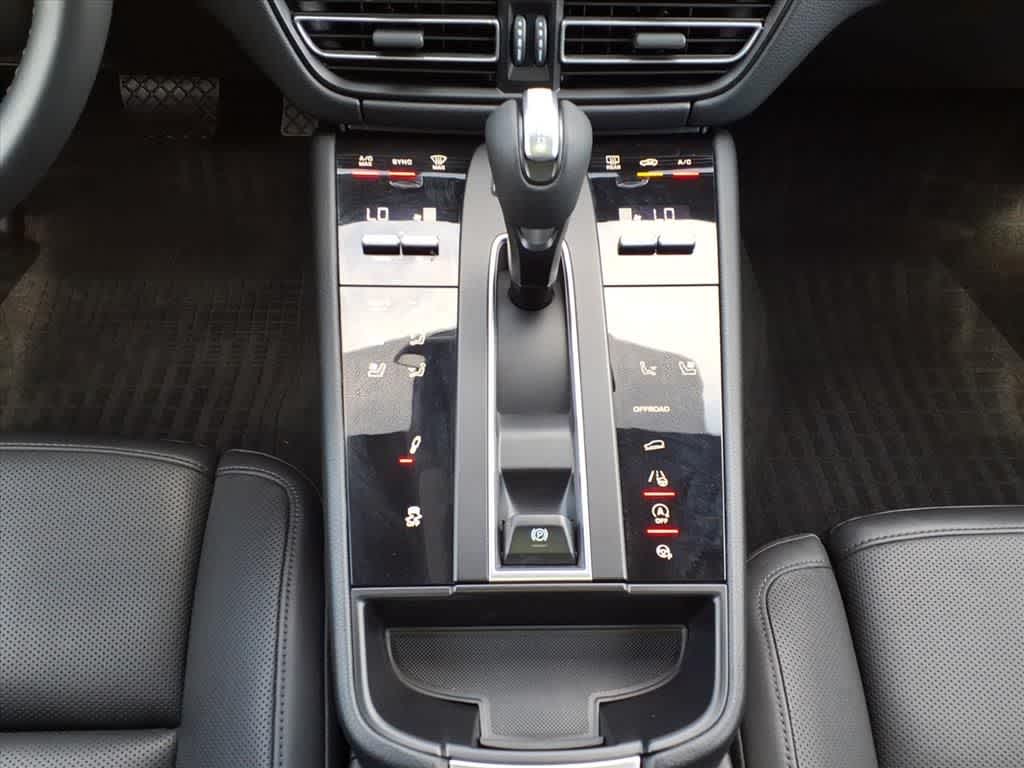 Thumbnail: 2022 Porsche Macan - 24