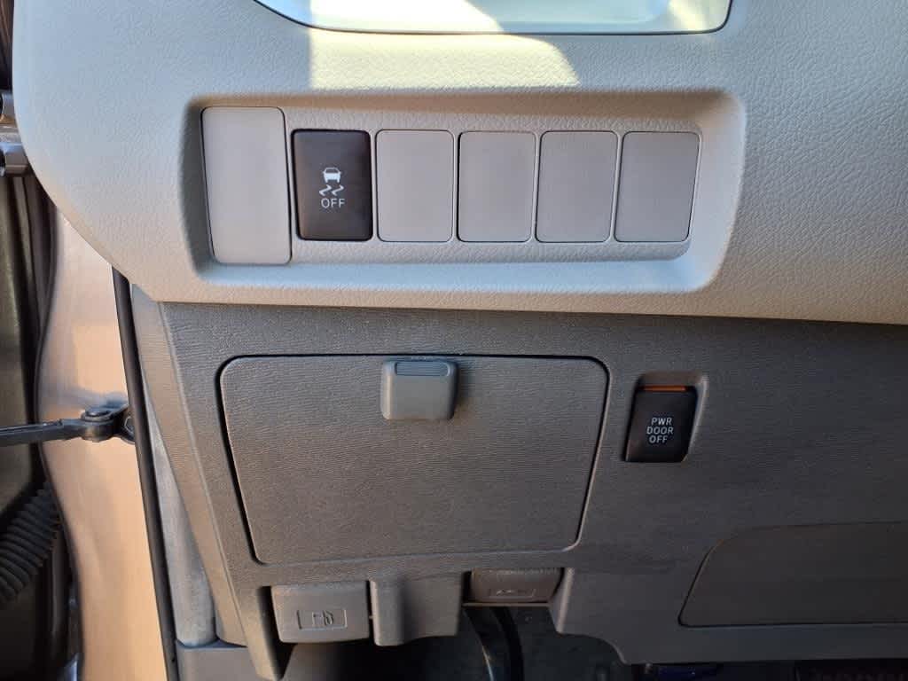 2019 Toyota Sienna LE 19