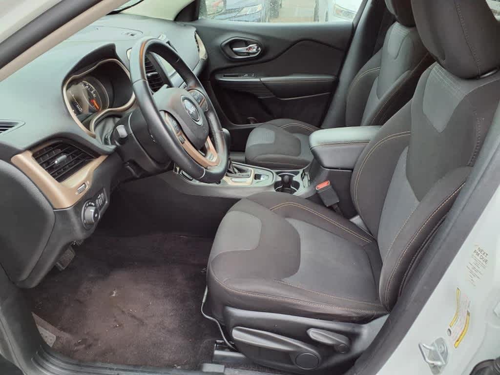 Thumbnail: 2017 Jeep Cherokee - 14