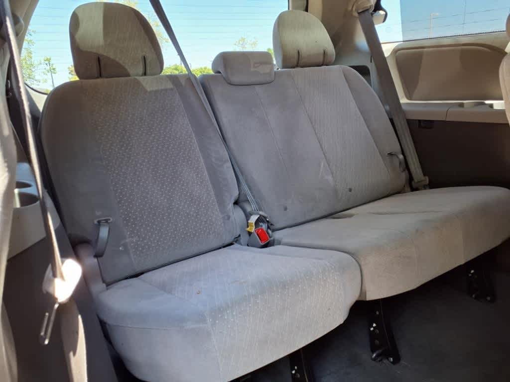 2019 Toyota Sienna LE 11