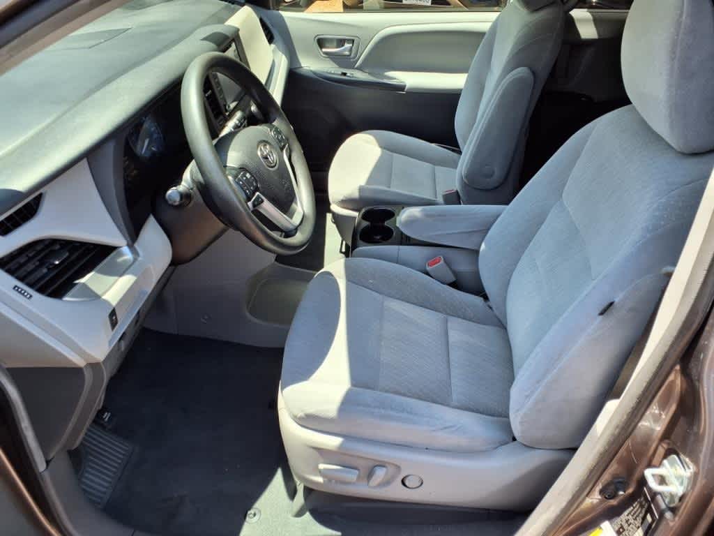 2019 Toyota Sienna LE 18