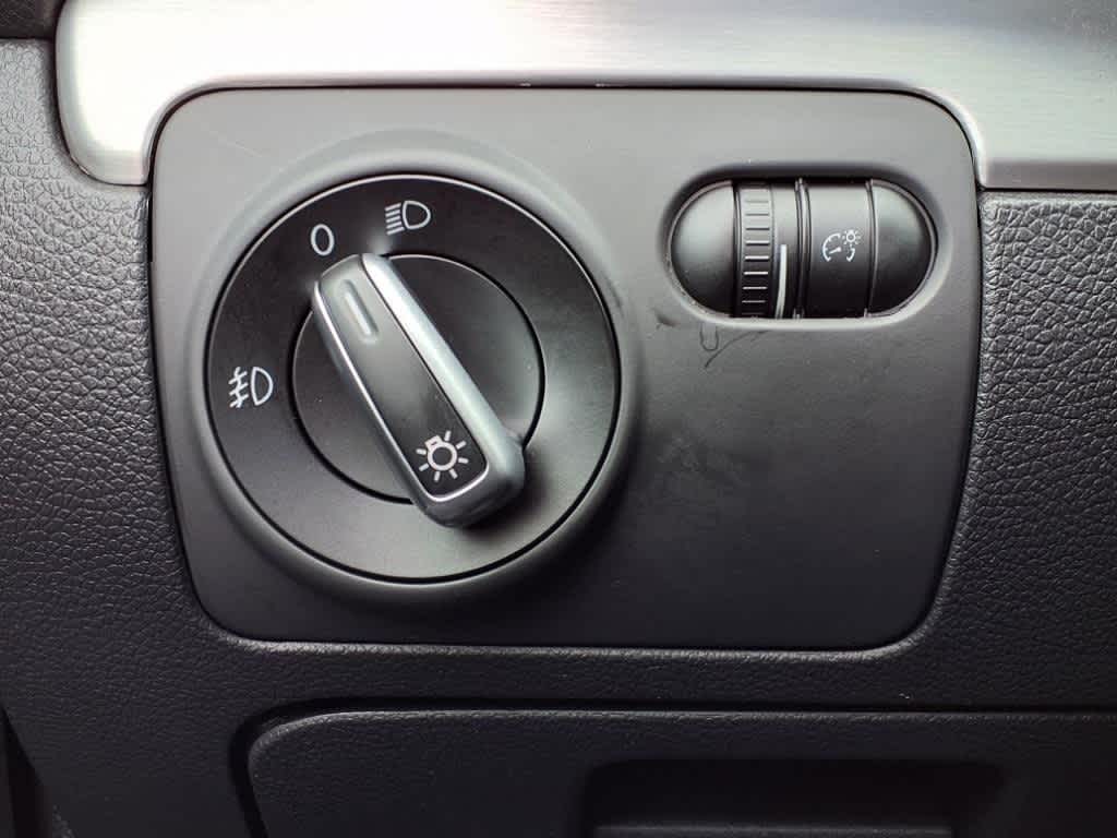 Thumbnail: 2013 Volkswagen Golf - 16