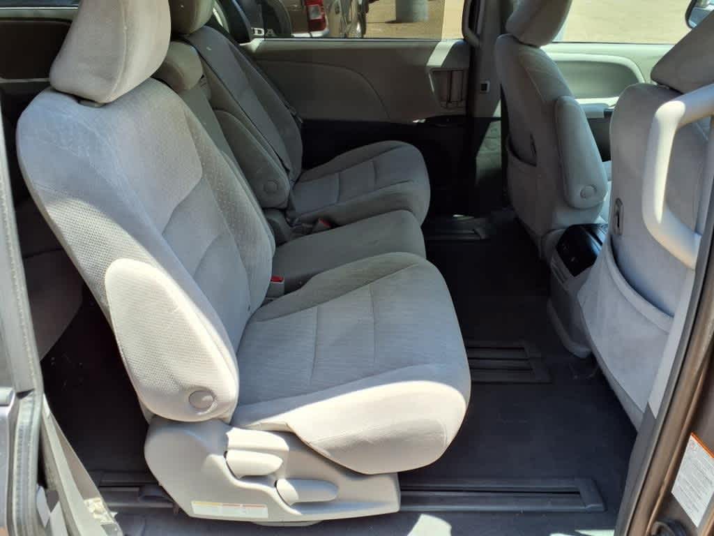 2019 Toyota Sienna LE 14