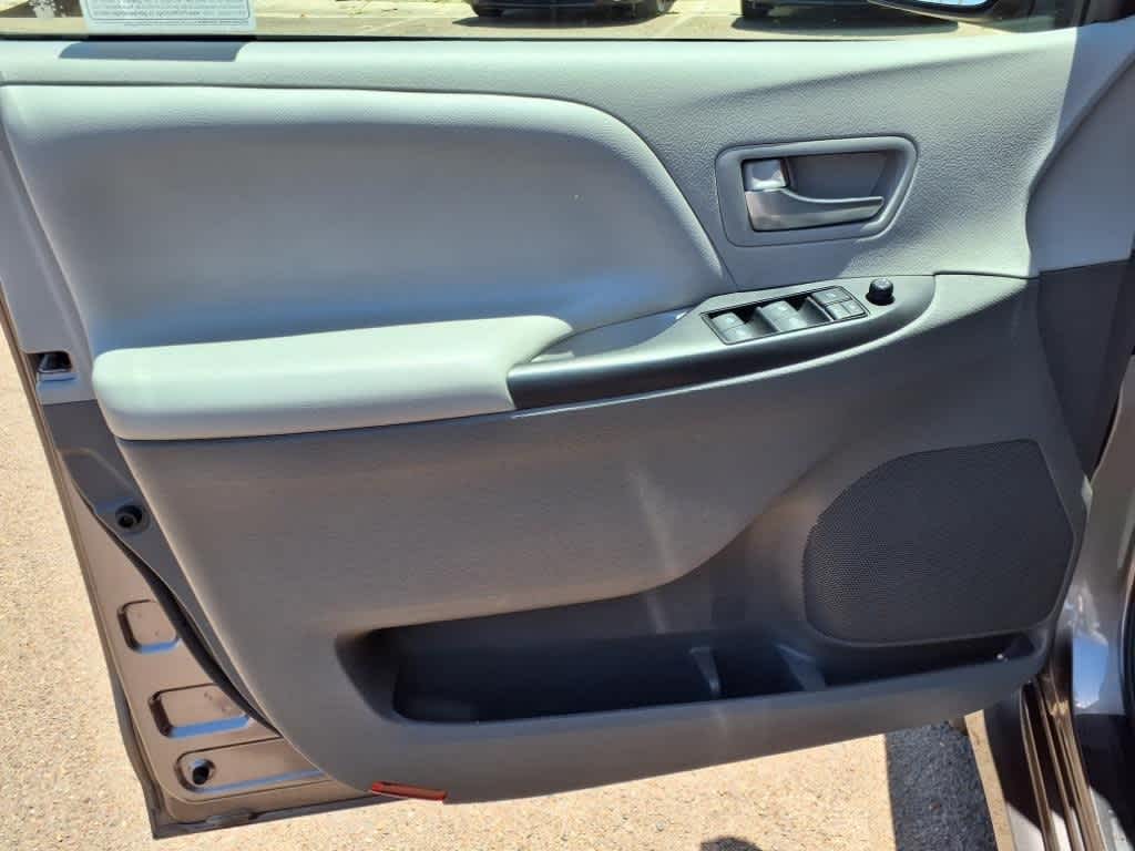 2019 Toyota Sienna LE 16