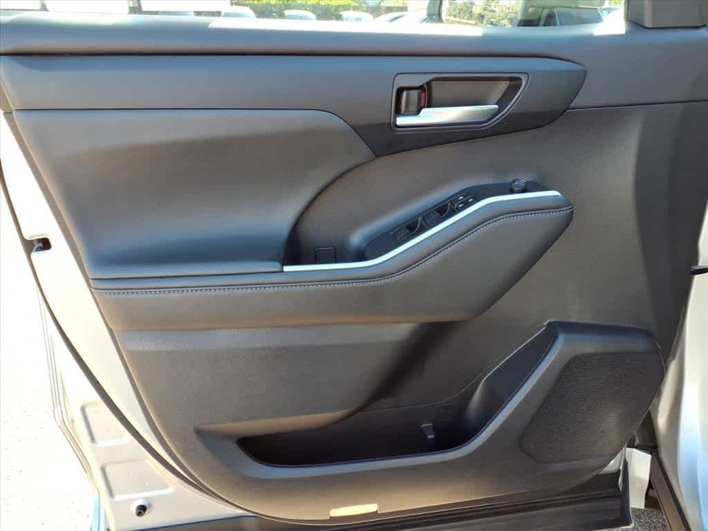 Thumbnail: 2023 Toyota Highlander - 14