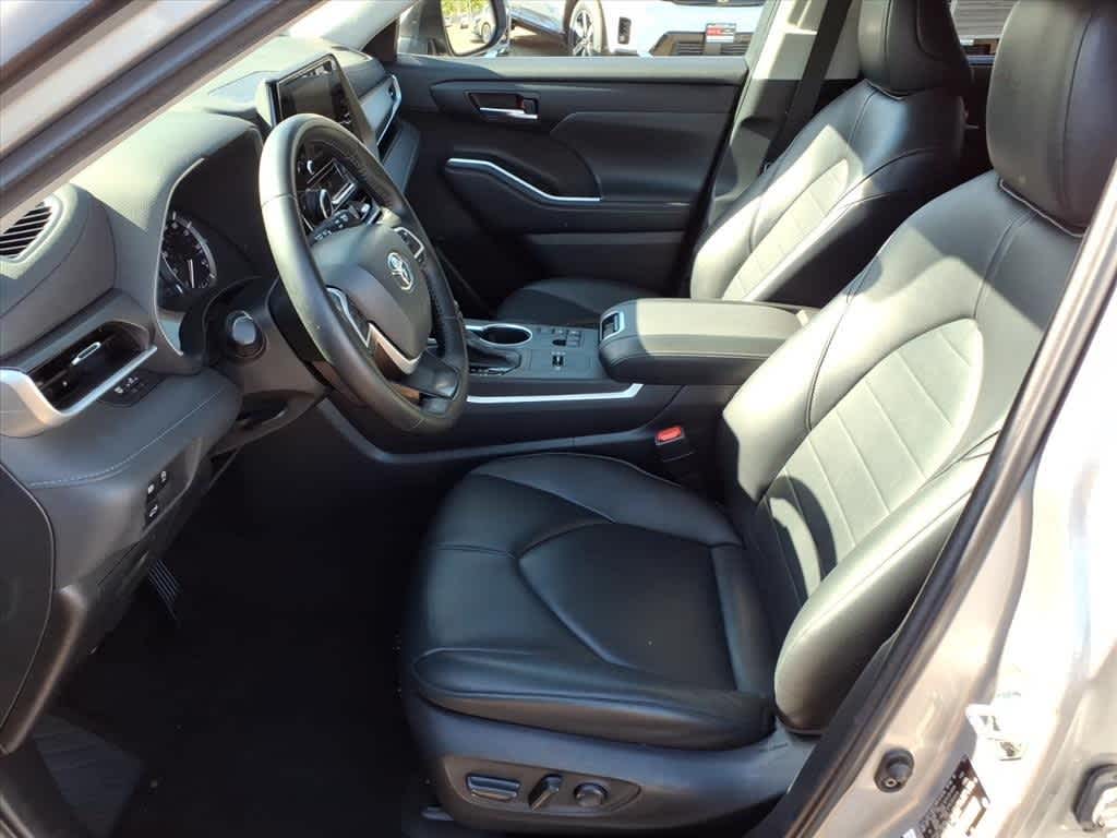 Thumbnail: 2023 Toyota Highlander - 16