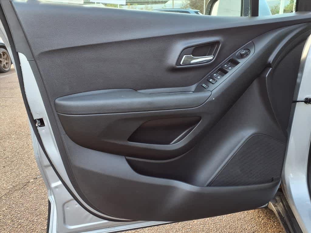 Thumbnail: 2016 Chevrolet Trax - 13