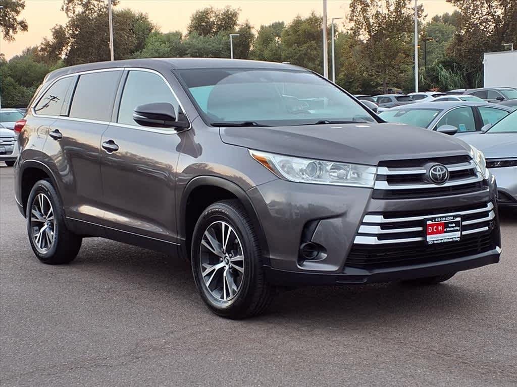 2019 Toyota Highlander LE photo 3