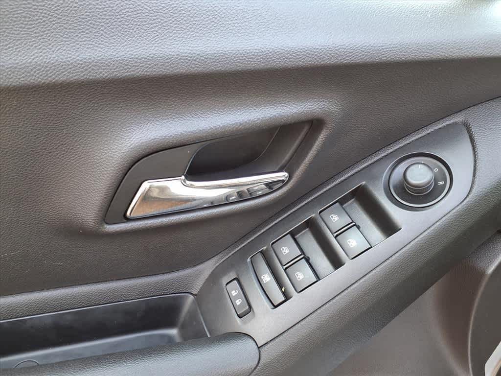 Thumbnail: 2016 Chevrolet Trax - 14