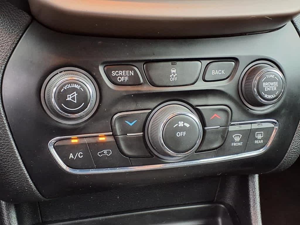 Thumbnail: 2017 Jeep Cherokee - 22
