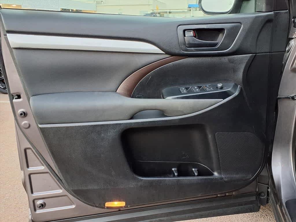 Thumbnail: 2019 Toyota Highlander - 14