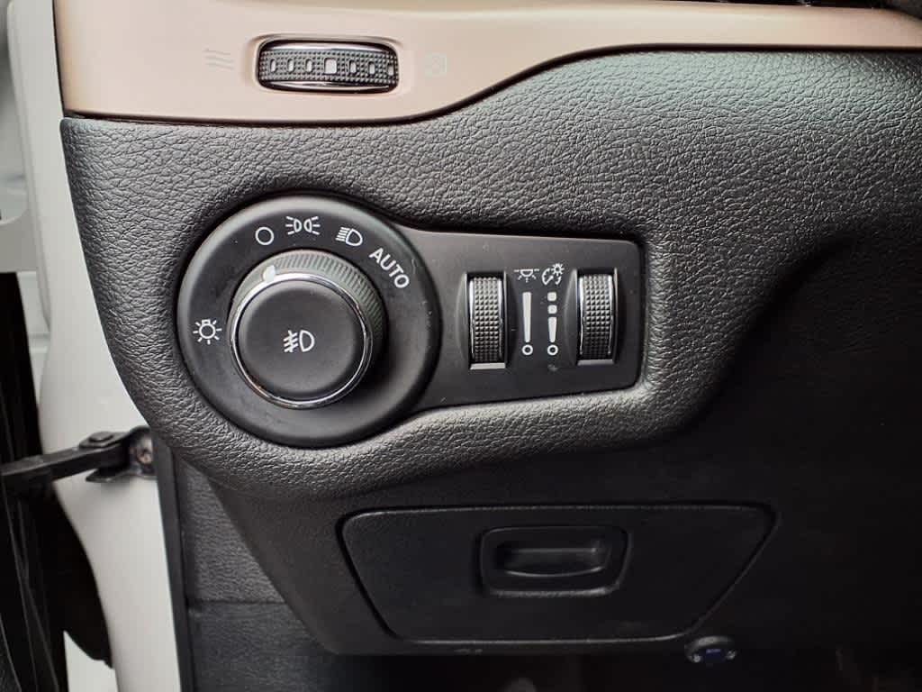 Thumbnail: 2017 Jeep Cherokee - 15