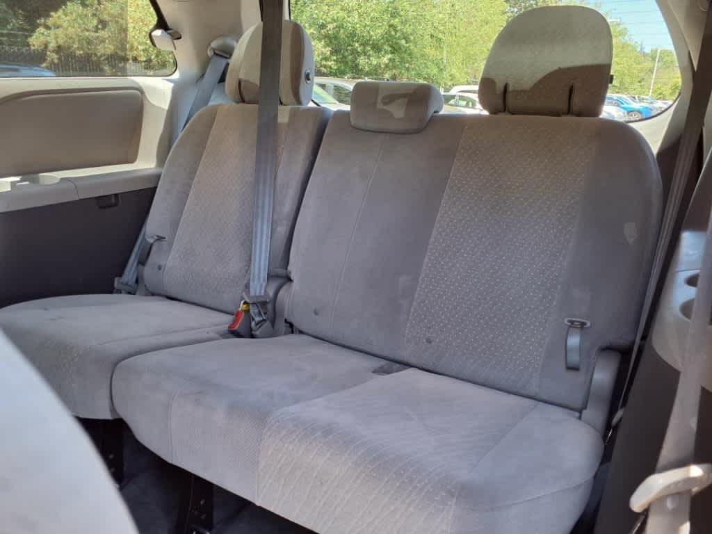 2019 Toyota Sienna LE 13