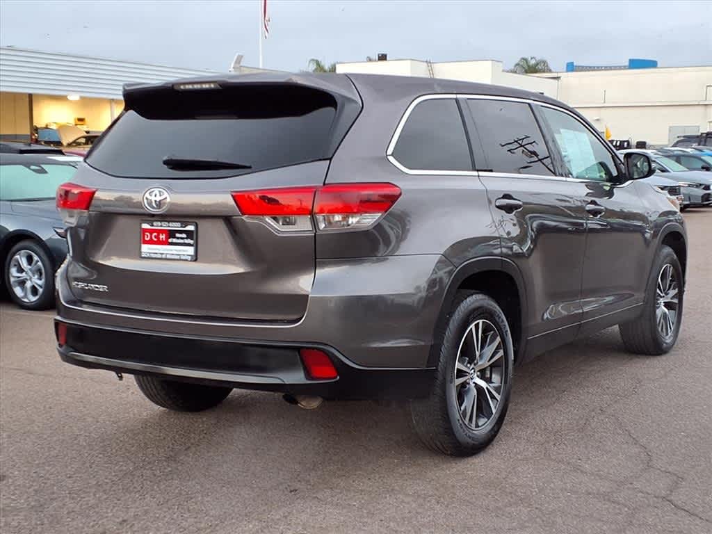 2019 Toyota Highlander LE photo 4