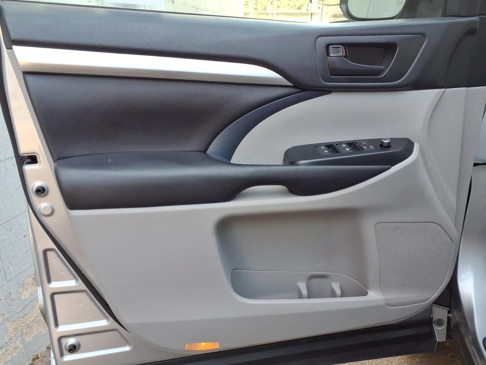 Thumbnail: 2016 Toyota Highlander - 14