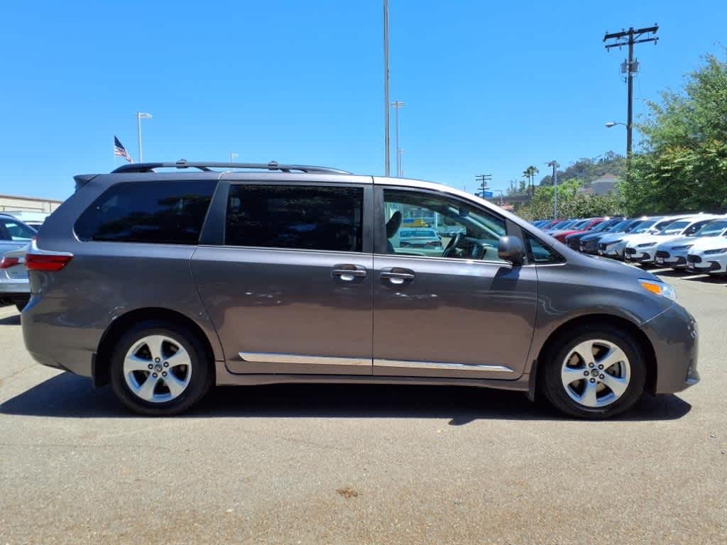 2019 Toyota Sienna LE 4