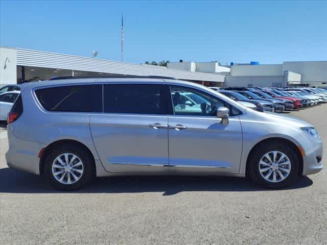 2017 Chrysler Pacifica Touring-L 4