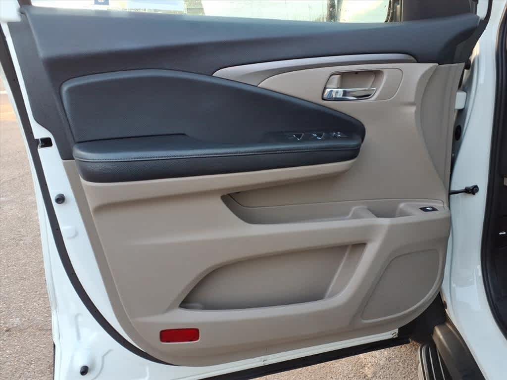 Thumbnail: 2017 Honda Pilot - 14