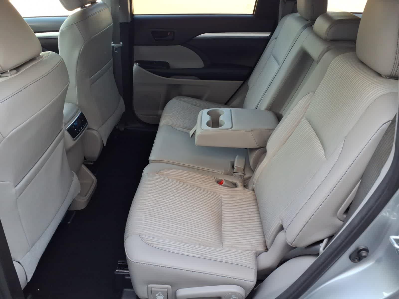 Thumbnail: 2016 Toyota Highlander - 9