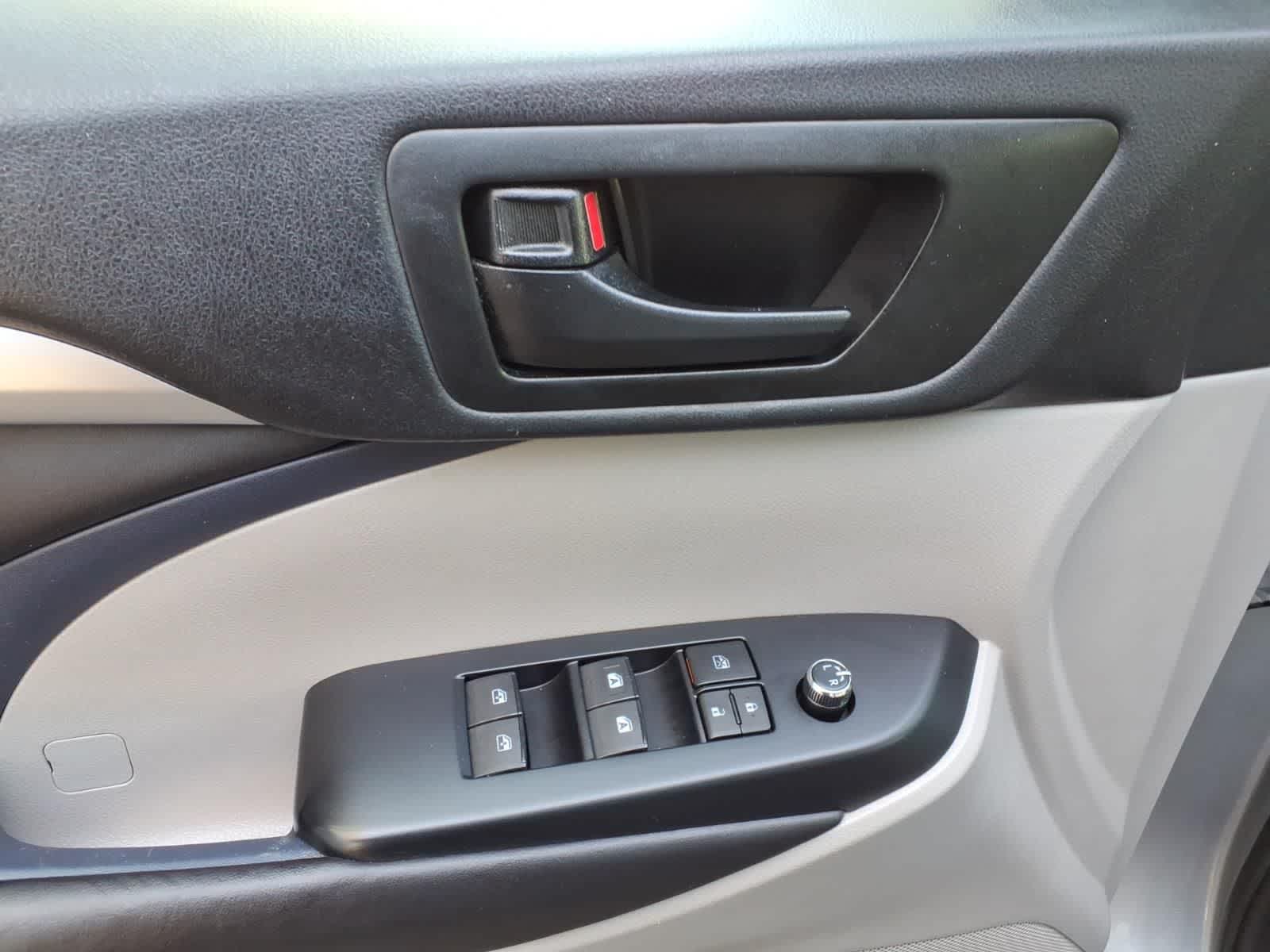 Thumbnail: 2016 Toyota Highlander - 15