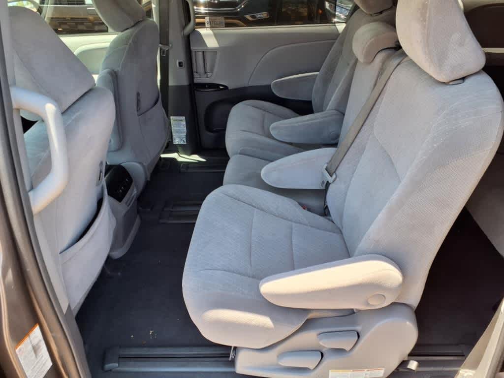 2019 Toyota Sienna LE 10