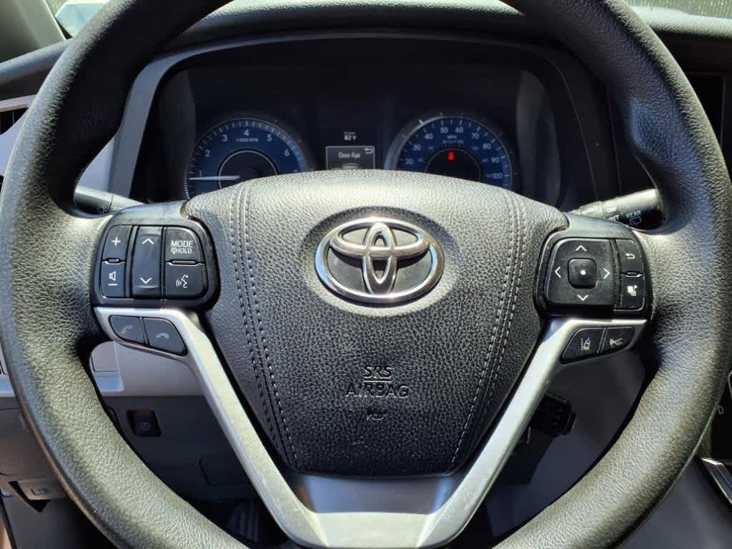 2019 Toyota Sienna LE 20