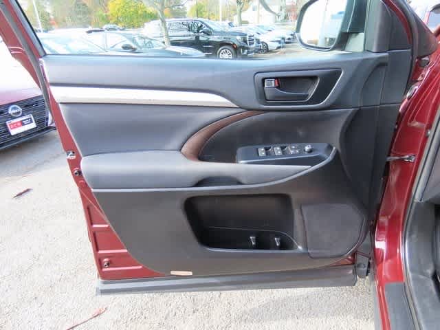 Thumbnail: 2019 Toyota Highlander - 17