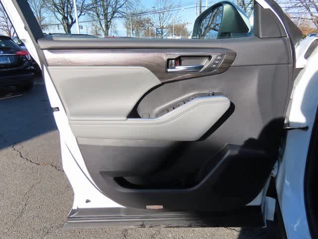 Thumbnail: 2024 Toyota Highlander - 17