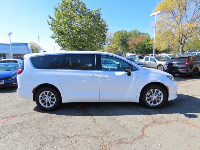 Thumbnail: 2024 Chrysler Pacifica - 3