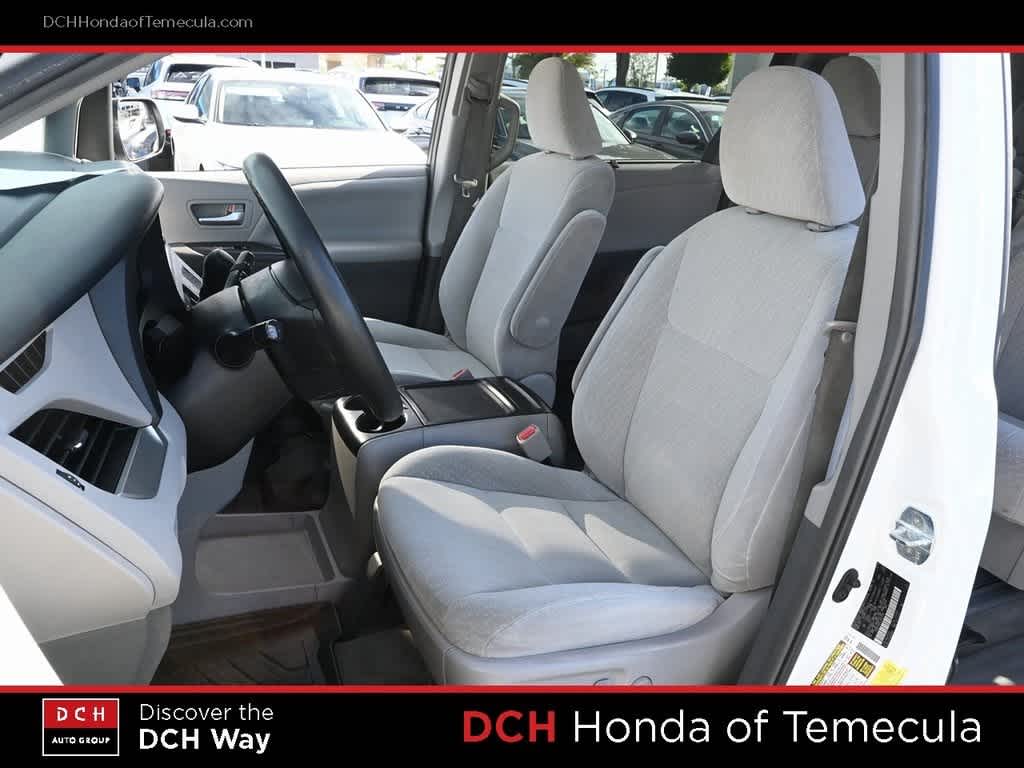 Thumbnail: 2018 Toyota Sienna - 17