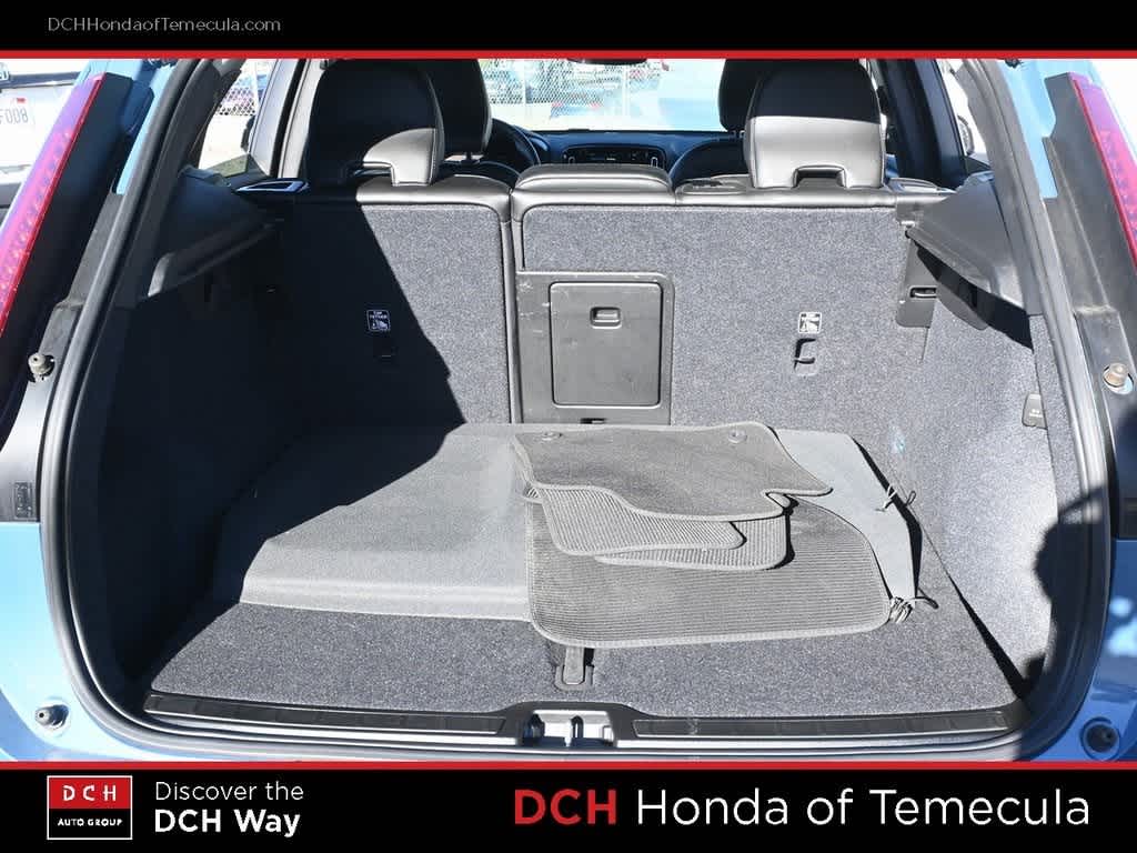 Thumbnail: 2023 Volvo XC40 - 21