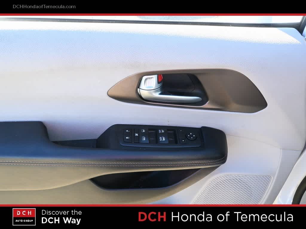 Thumbnail: 2018 Chrysler Pacifica - 15