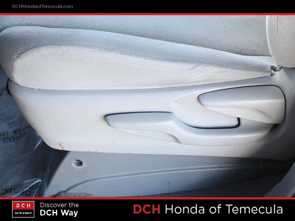 Thumbnail: 2011 Toyota Sienna - 16