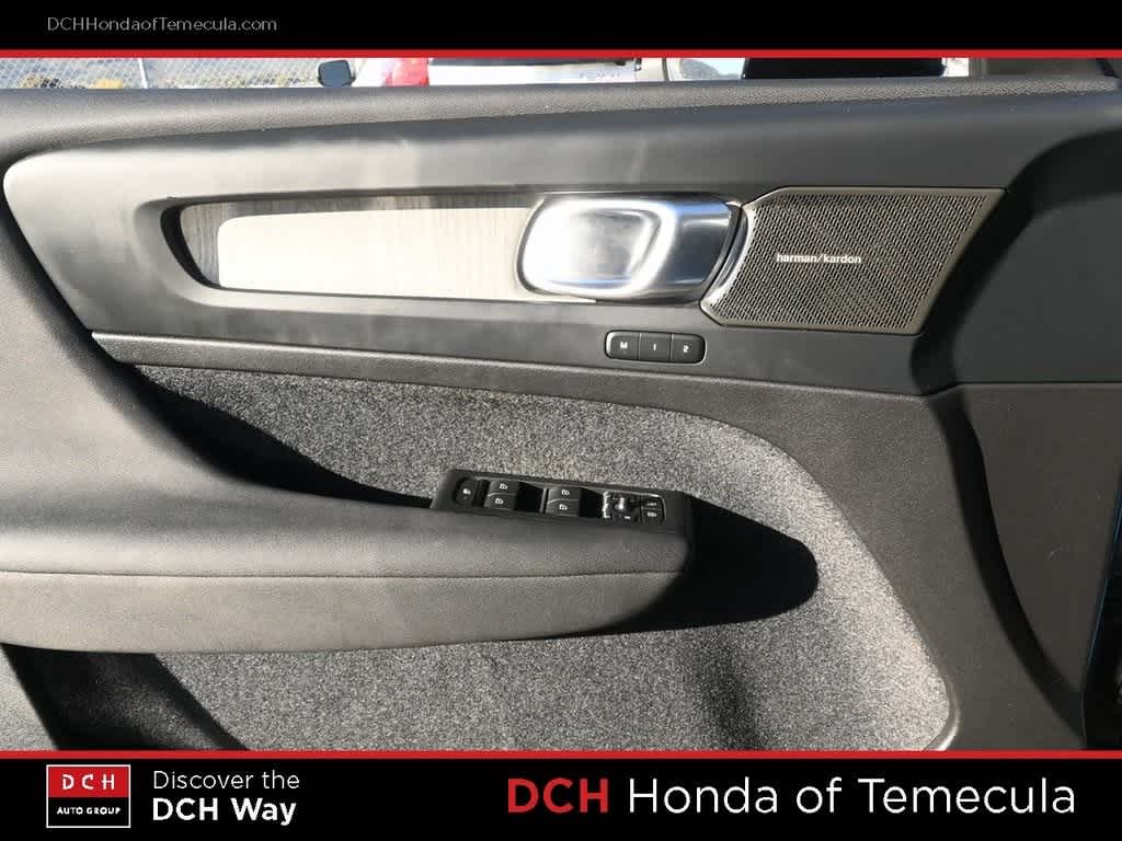 Thumbnail: 2023 Volvo XC40 - 15