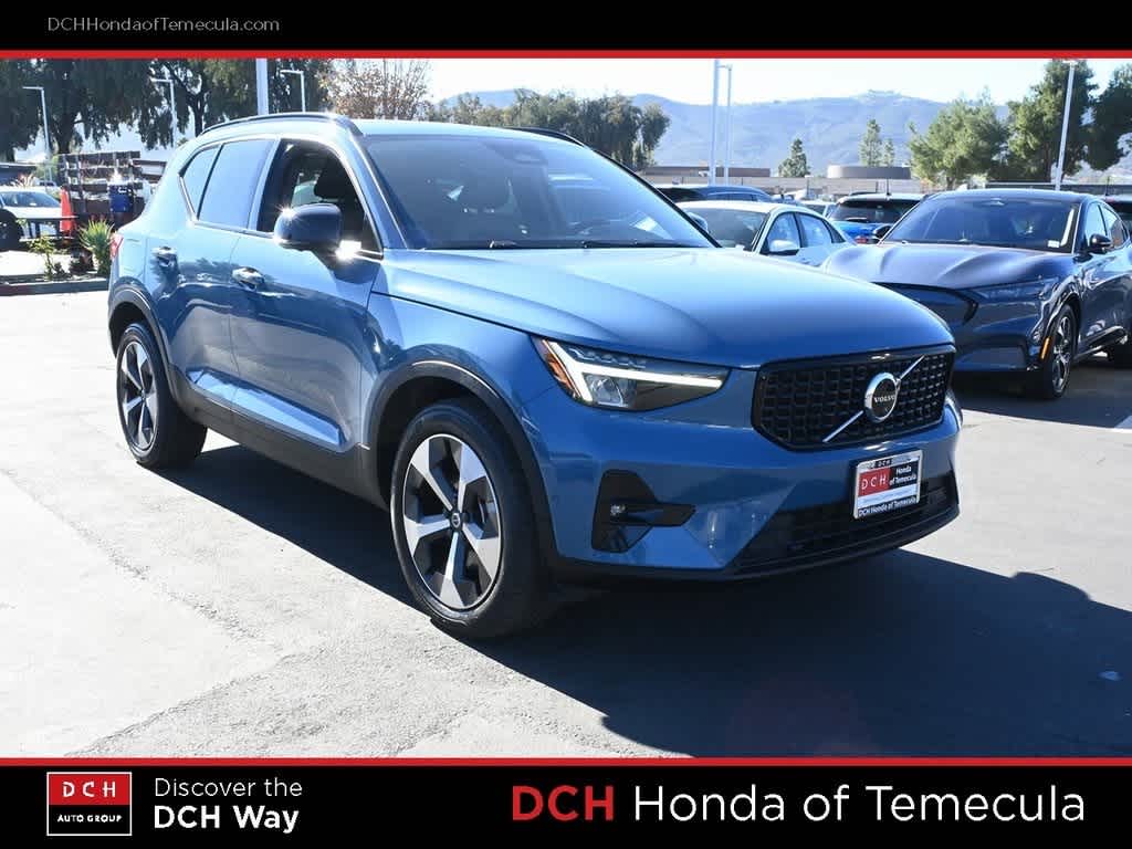 Thumbnail: 2023 Volvo XC40 - 3