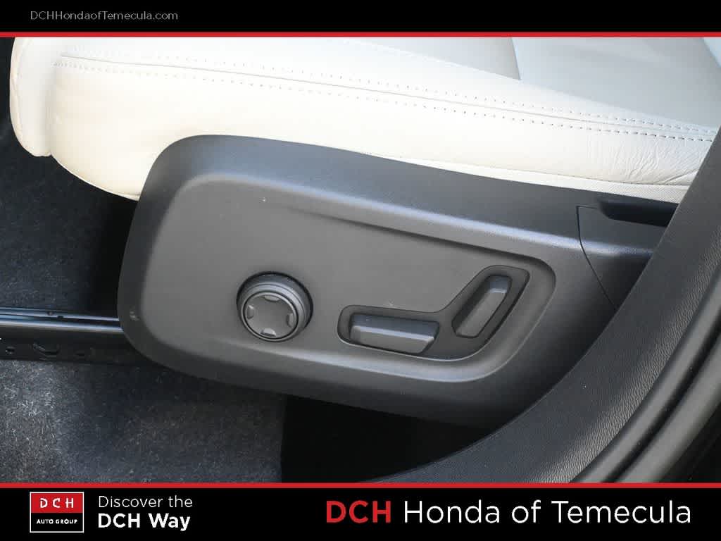 Thumbnail: 2023 Volvo XC40 - 17