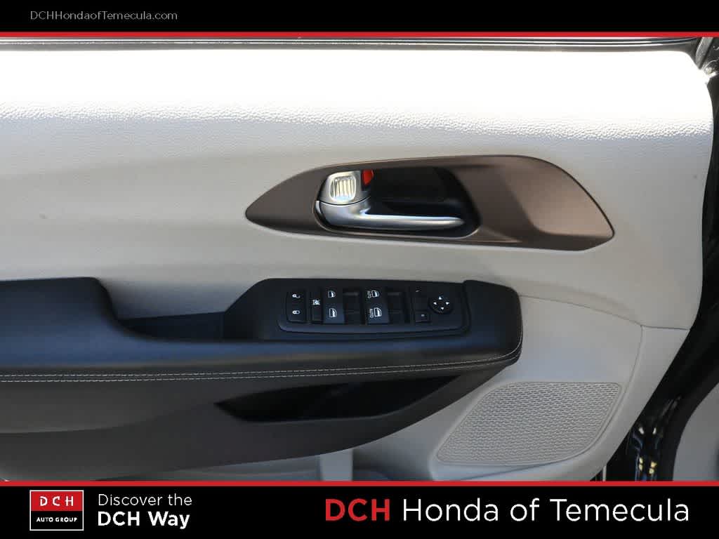 Thumbnail: 2023 Chrysler Voyager - 15