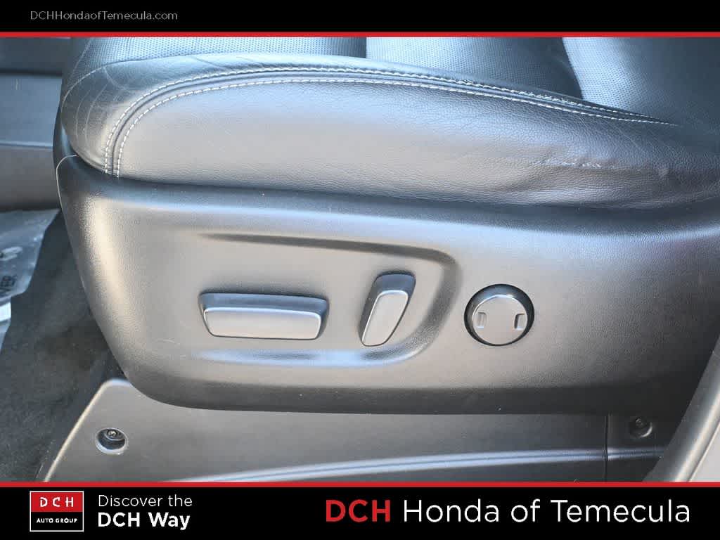 Thumbnail: 2016 Toyota Sienna - 17