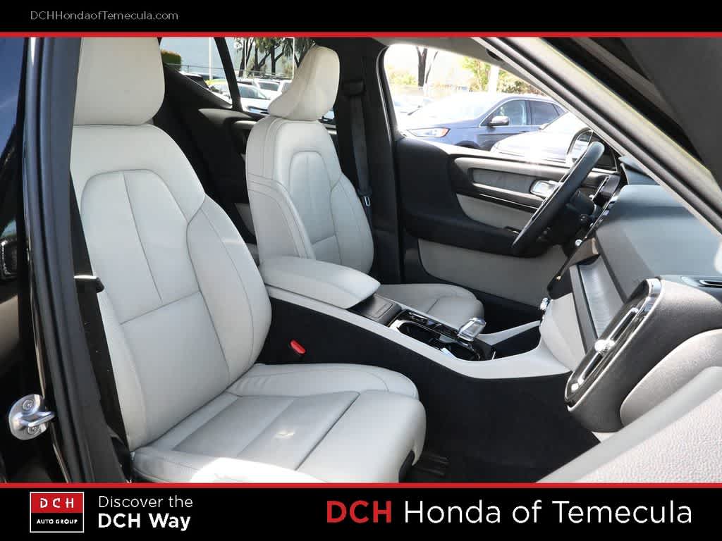 Thumbnail: 2023 Volvo XC40 - 21