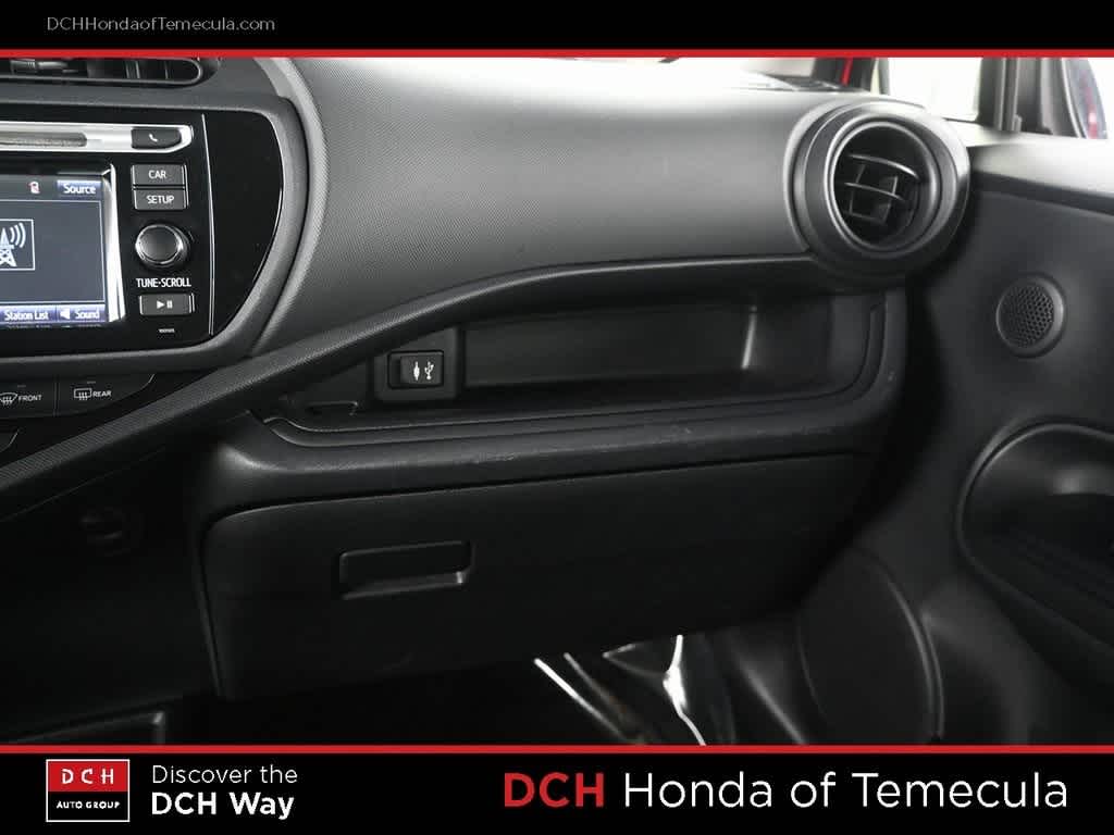 Thumbnail: 2015 Toyota Prius c - 13