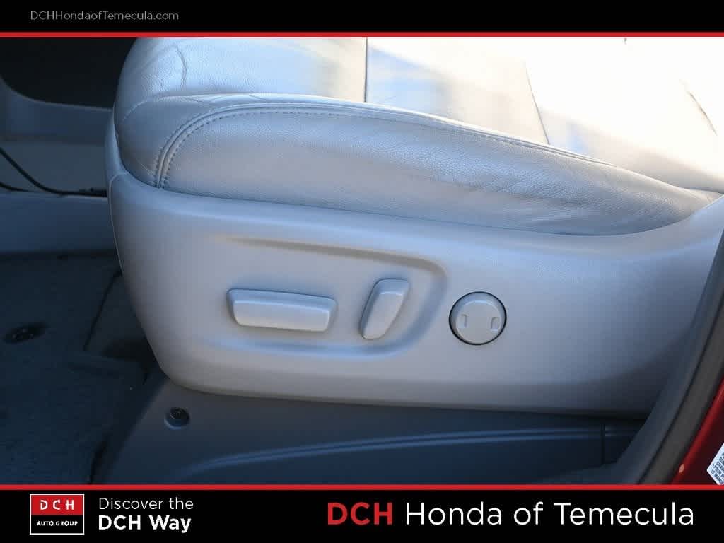 Thumbnail: 2016 Toyota Sienna - 16