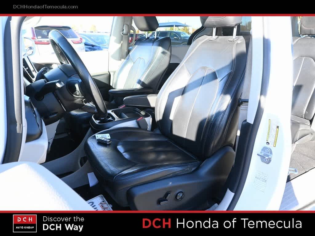 Thumbnail: 2018 Chrysler Pacifica - 17