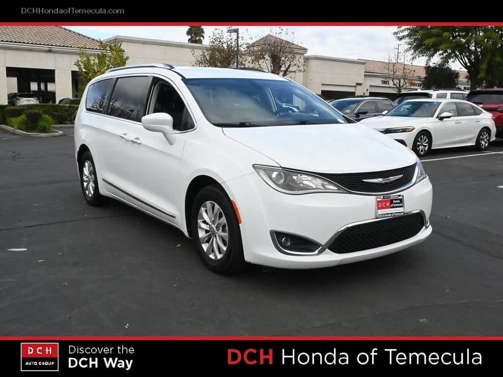 Thumbnail: 2018 Chrysler Pacifica - 3