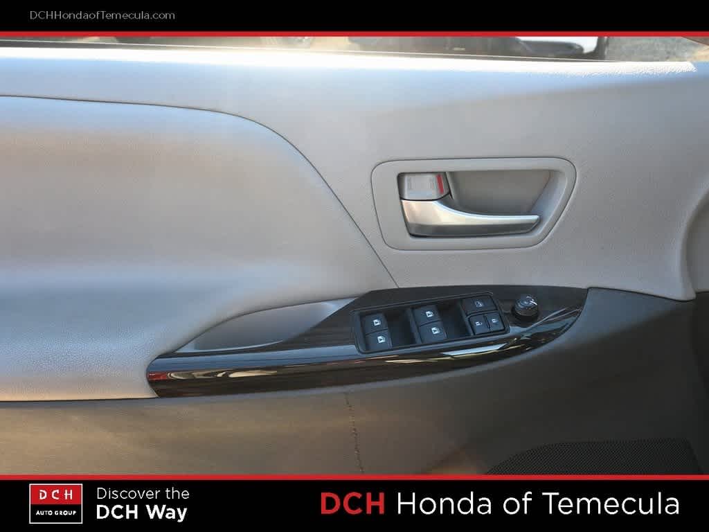 Thumbnail: 2016 Toyota Sienna - 15